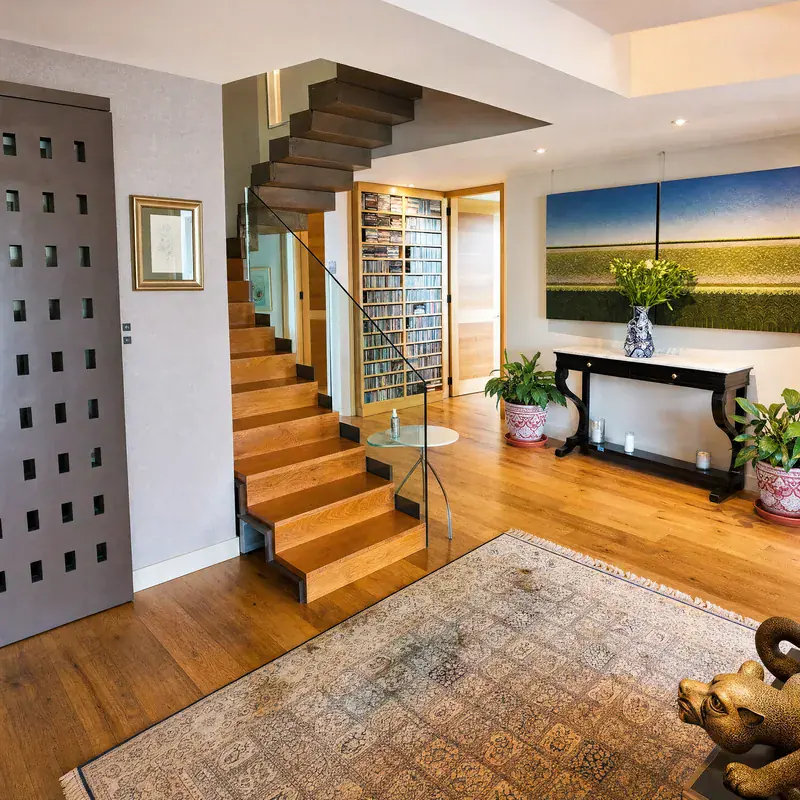 Interior residencial contemporáneo con escalera de madera